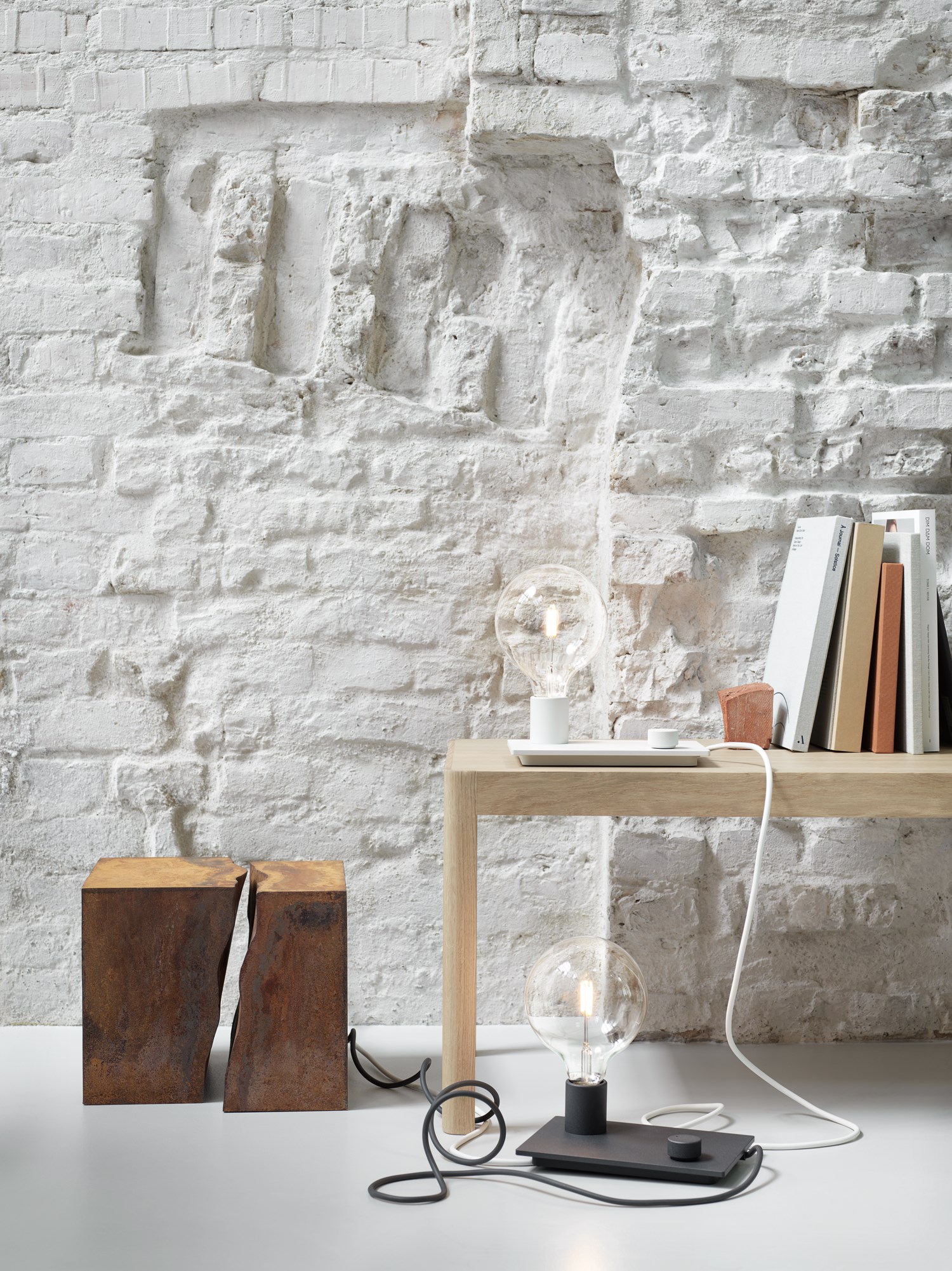 Control-lamp-white-black-workshop-coffee-table-oak-Muuto-org