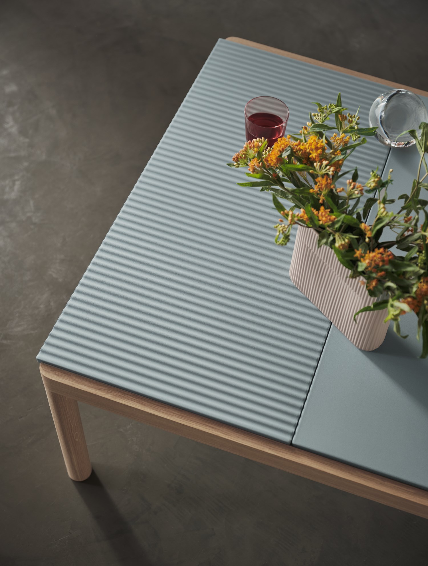 Couple Coffee Table 80x84x40 1 Plain 1 Wavy in Pale Blue/Oak, Ridge Vase H16,5 cm in Beige, Raise Glasses in Clear Couple Coffee Table 80x84x40 1 Plain 1 Wavy in Pale Blue/Oak, Ridge Vase H16,5 cm in Beige, Raise Glasses in Clear