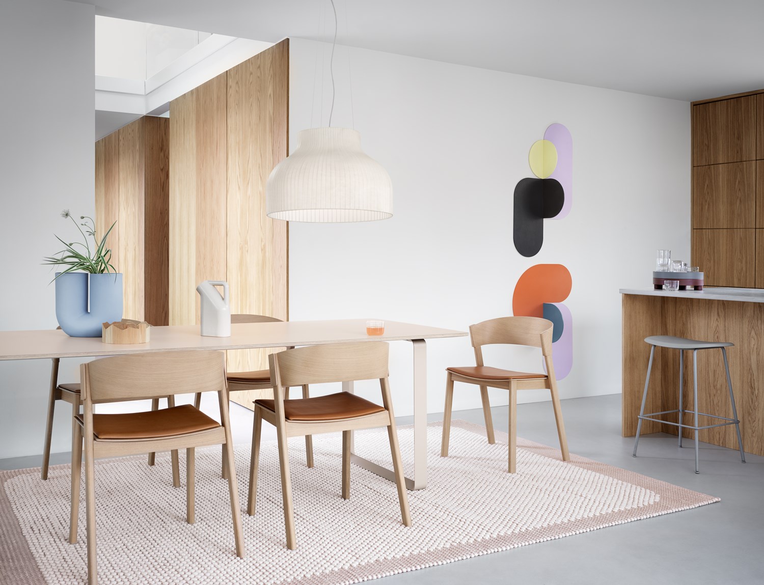 cover-side-chair-oak-cognac-refine-leather-70-70-table-sand-strand-pendant-lamp-kink-vase-muuto-org