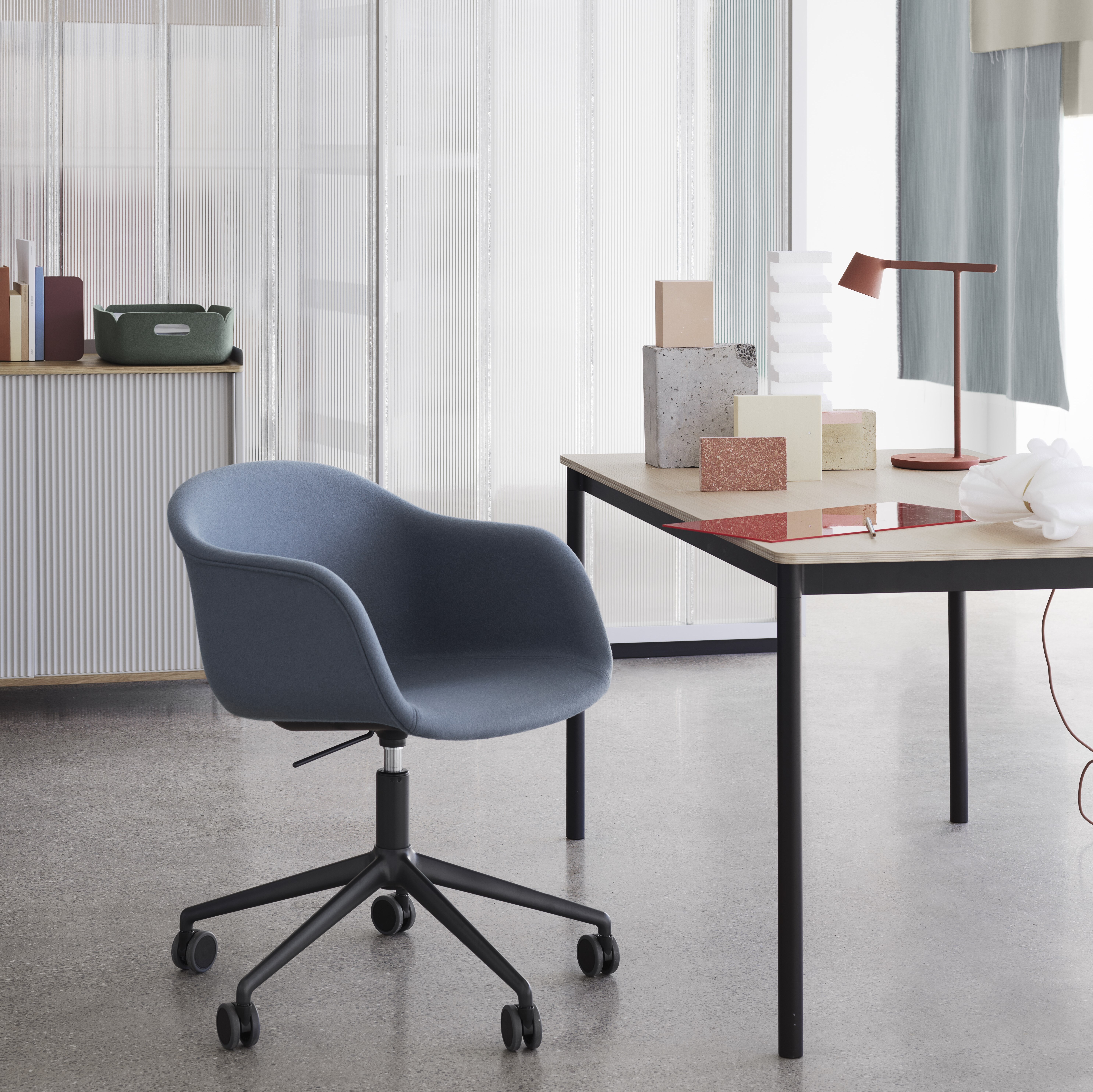Fiber-armchair-gaslift-divina-154-base-table-tip-enfold-muuto-org