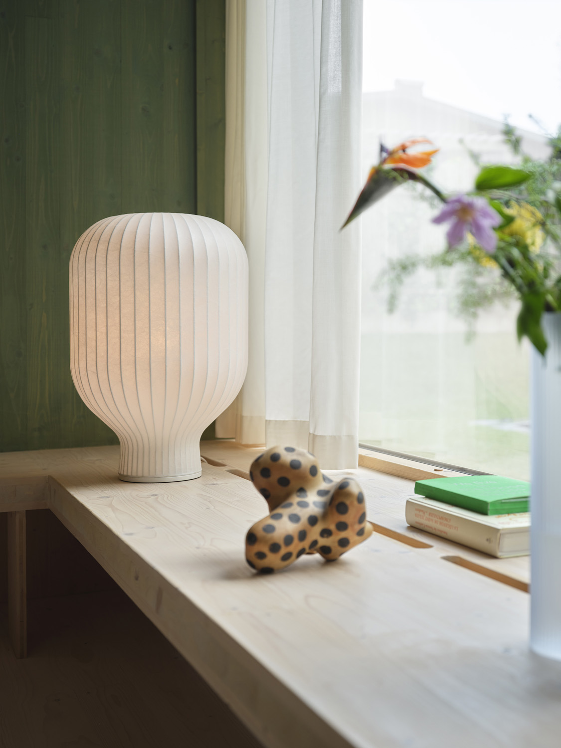 The sculptural form with soft curves understates the feeling of a pleasant light. The Strand Table Lamp H59 size is in between a floor and table lamp, which ensure a very versatile use for several different contexts. 