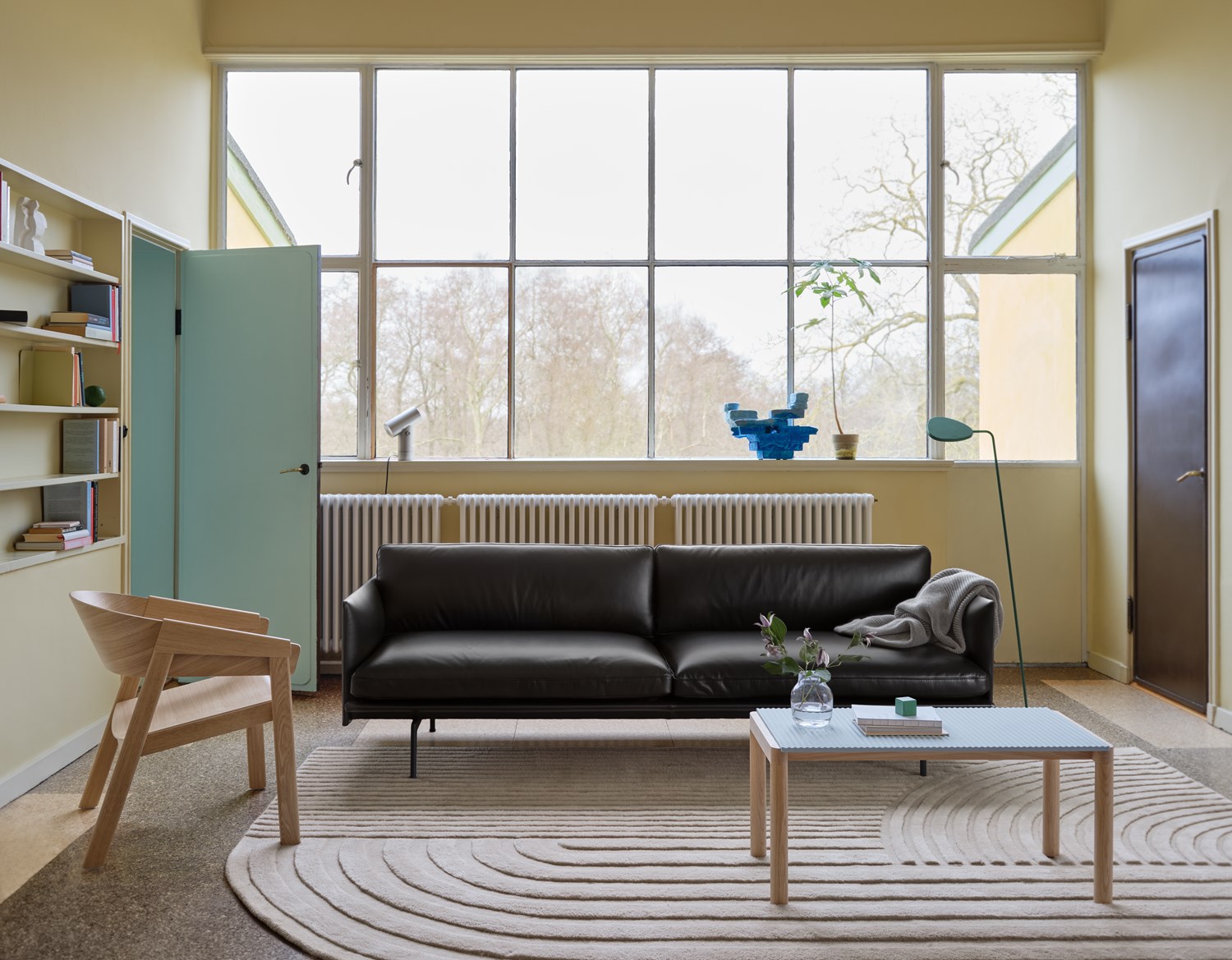Outline Sofa 3-Seater in Refine Leather Black/Black - Cover Lounge Chair in Oak - Couple Coffee Table 1 Wavy in Pale Blue/Oak - Silent Vase Ø11 cm in Clear - Relevo Rug 170x240 in Off-White - Leaf Floor Lamp in Dark Green - Beam Table Lamp in Aluminum Outline Sofa 3-Seater in Refine Leather Black/Black - Cover Lounge Chair in Oak - Couple Coffee Table 1 Wavy in Pale Blue/Oak - Silent Vase Ø11 cm in Clear - Relevo Rug 170x240 in Off-White - Leaf Floor Lamp in Dark Green - Beam Table Lamp in Aluminum