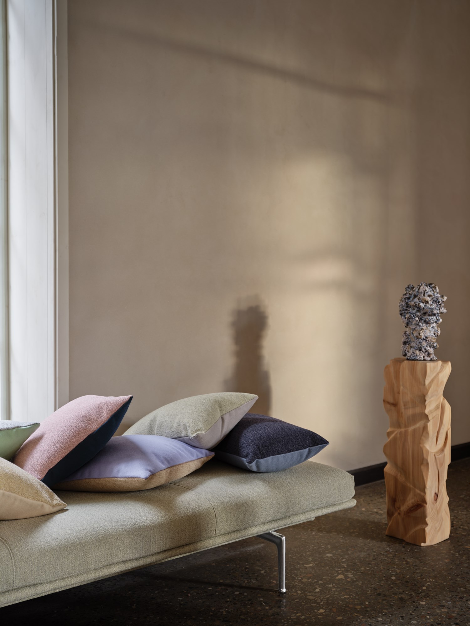 Outline Daybed in Ecriture 910 with aluminium legs, styled with a Mingle Cushion - A minimal and refined composition by Muuto. Outline Daybed in Ecriture 910 with aluminium legs, styled with a Mingle Cushion - A minimal and refined composition by Muuto.