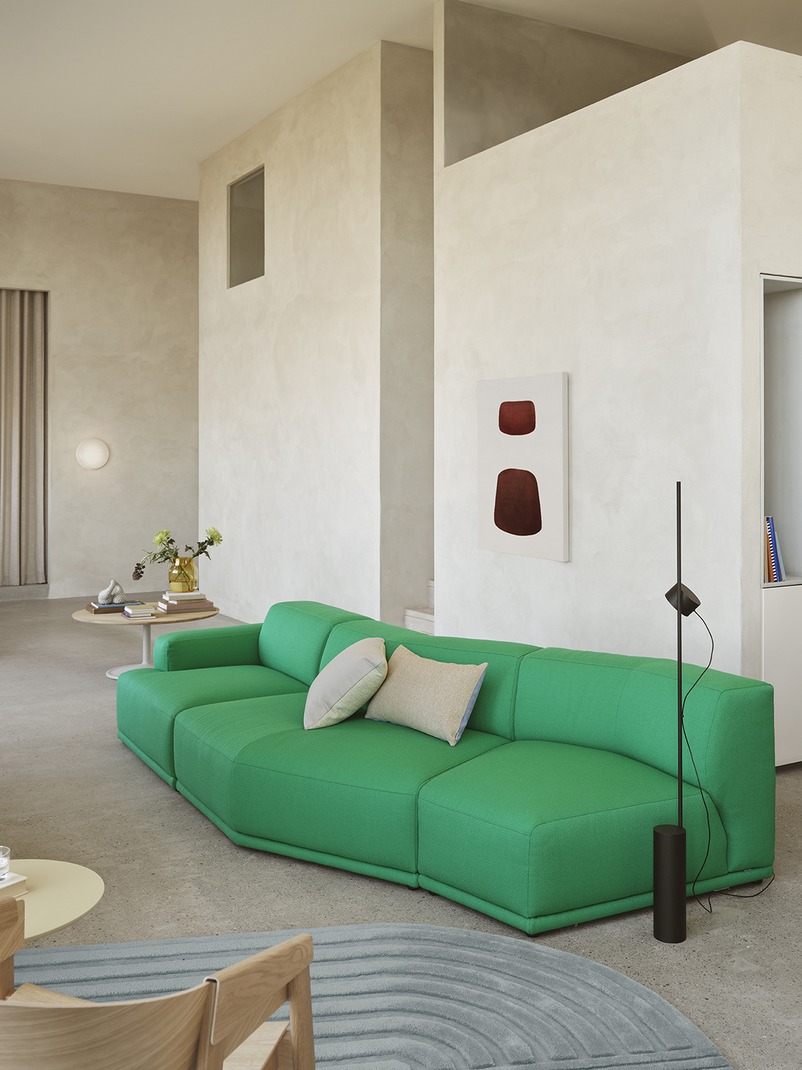 A Connect Soft Modular Sofa in Vidar 932 fabric, arranged with a Post Floor lamp, a Mingle Soft coffee table, and a Relevo Cover Lounge rug.