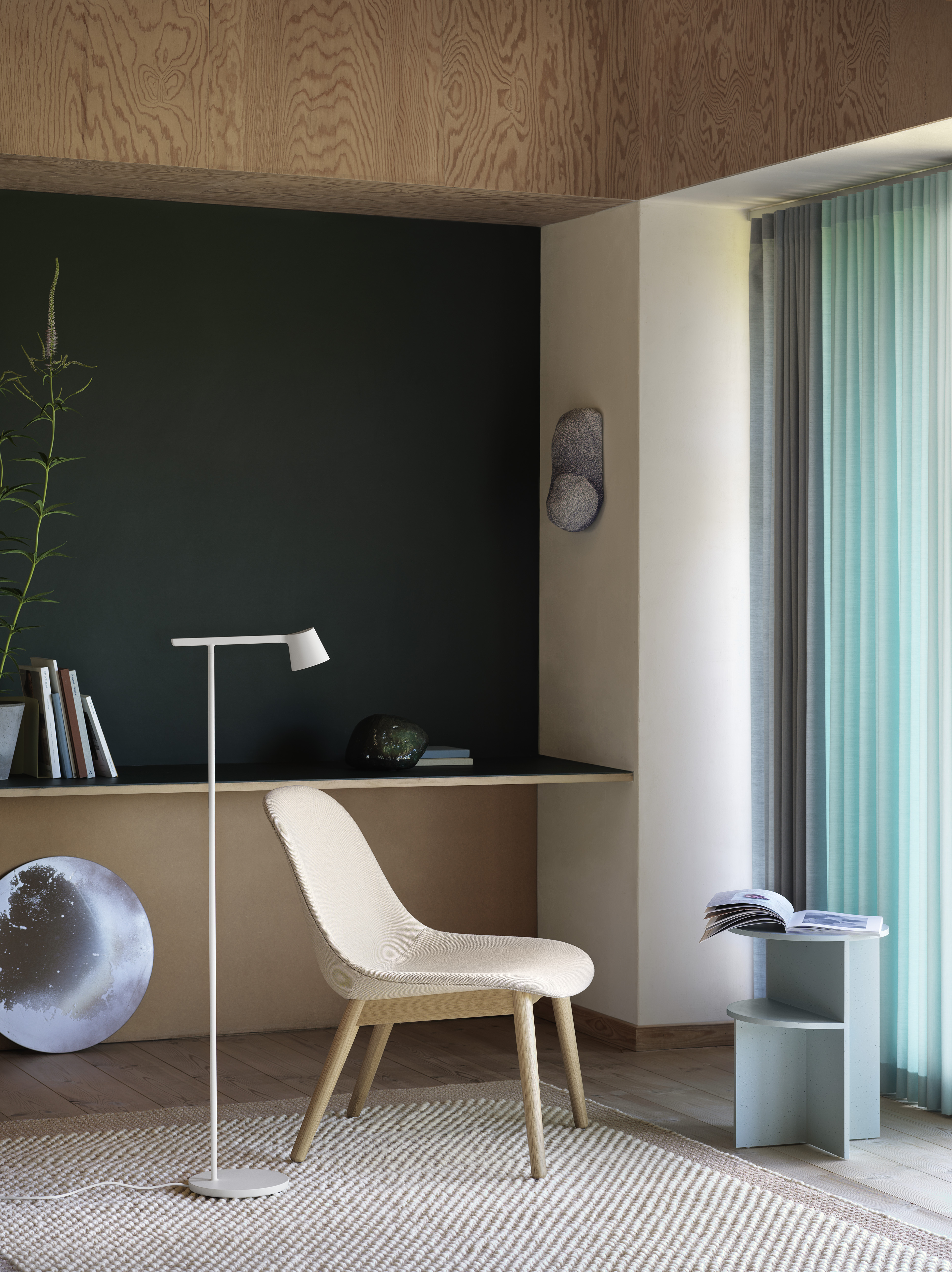 Tip Floor Lamp in Grey, Fiber Lounge Chair Wood Base in Oak & Steelcut Trio 236, Pebble Rug in Rose, Halves Side Table in Sage Green 